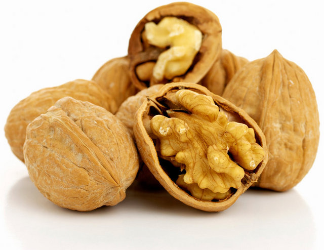 CEVİZ: Su dolu bir kaba akşamdan birkaç adet ceviz koyun. Sabah aç karnına bu acı suyu için.