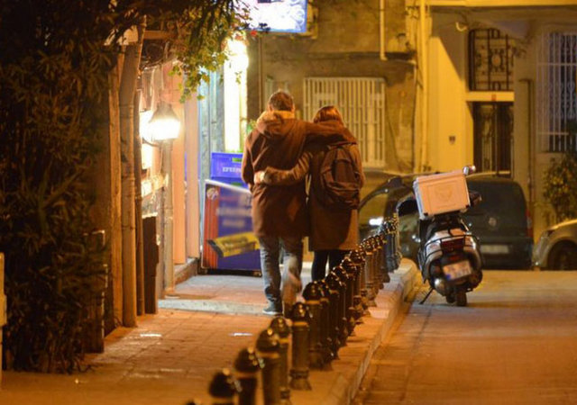 Galip Derviş dizisinin yıldızları Engin Günaydın ile Algı Eke önceki akşam Cihangir'de sarmaş dolaş görüntülendi.