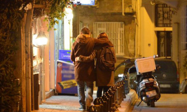 Fotoğrafları çekilirken birbirinden ayrılan ikiliden Günaydın, gazetecilere, "Bunu haber yapmazsanız iyi olur" dedi