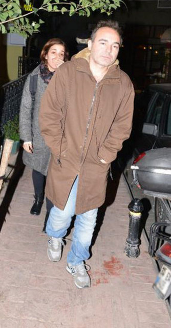 KISA BİR PANİK YAŞADILAR! Kafeden çıktıktan sonra sarmaş dolaş yürüyen Engin Günaydın ile Algı Eke fotoğrafları çekilirken panik oldu.