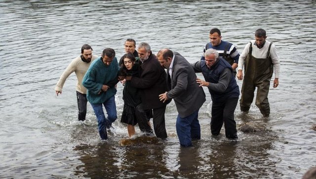 Havaların da soğuk olması nedeniyle yönetmenin tek tekrarda çekmek istediği sahne için tüm enerjisini ortaya koyan Fulya Zenginer, kendini serin karadeniz sularına bıraktıktan sonra zorlukla denizden çıkartılabildi.