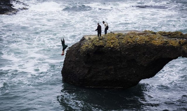 İki sezondur çekimleri Artvin, Hopa, Arhavi, Rize, Trabzon, Kars ve Gürcistan'da devam eden Benim İçin Üzülme dizisinin Buke karakterini canlandıran güzel oyuncusu Fulya Zenginer, kayalıklardan atlama sahnesinde ölümden döndü.