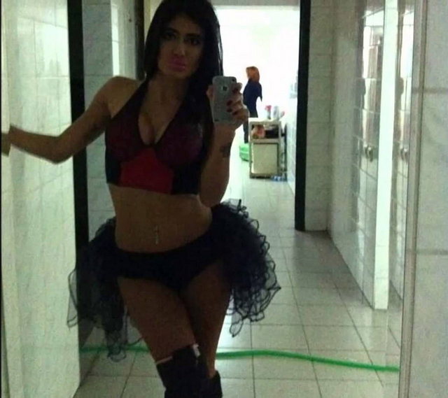 Genç kızların sevgilisi popçu Murat Boz'un dansçısı Tuğba İldiz, sosyal medyada fenomen olma yolunda hızla ilerliyor.