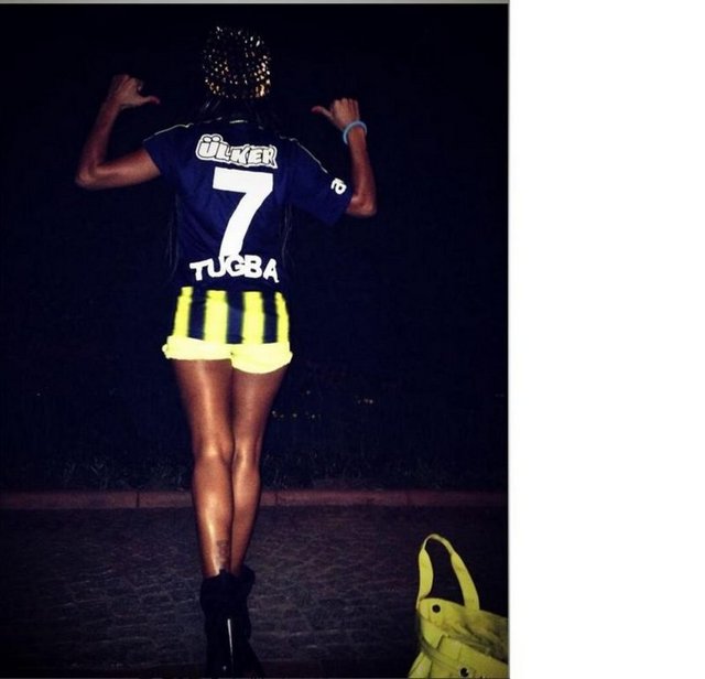 Aynı zamanda Anadolu Efes'in ponpon kızları arasında yer alan İldiz'in fanatik Fenerbahçeli olması da dikkat çekici...