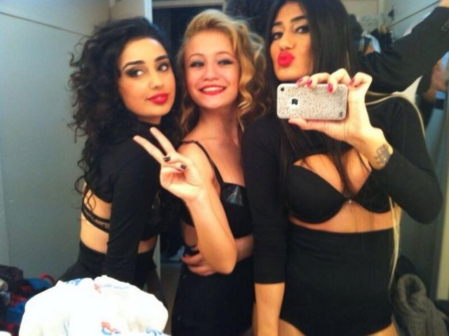 İldiz paylaştığı seksi pozlarla, sosyal medyanın en seksi ismi Hilal Cebeci'nin tahtını sallıyor.