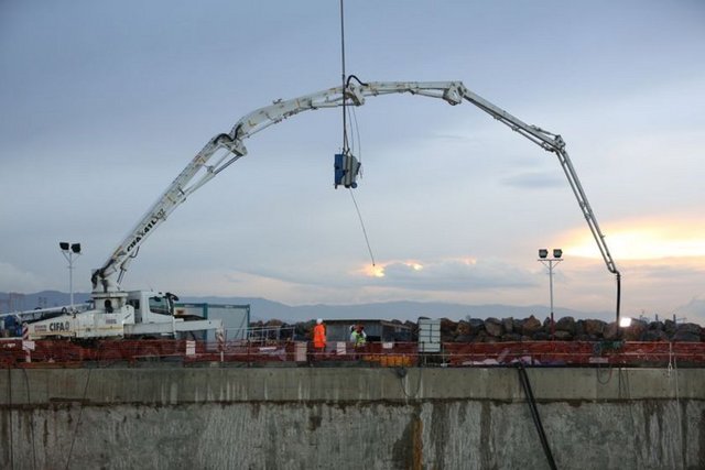 Kesonlar 4 katlı apartman yüksekliğinde ve - yaklaşık 25'er bin ton ağırlığında, - 16 basketbol sahası büyüklüğünde.