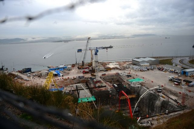 Deniz ortasında yer alan köprü - ayaklarımızın, kazı çalışmaları, - keson çalışmaları imalatları - devam ediyor. 37 viyadüğün - 11'inde yoğun çalışma var.