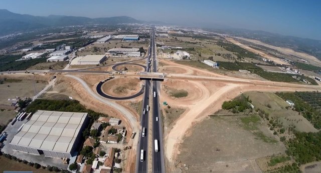 İzmir sınırlarında proje kapsamındaki tüm sahalarda çalışmalar hızla sürerken, toplamda 3 bin 210 metre uzunluğundaki Belkahve Tüneli'nin kazı çalışmalarının tamamlandığı, Kemalpaşa Bağlantı Yolu'nun ise kısa süre sonra açılmasının planlandığı belirtildi
