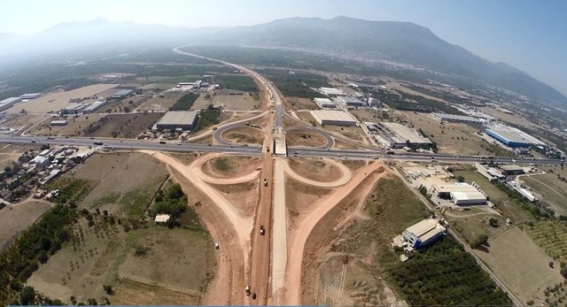 Gebze'den başlayıp İzmir Çevreyolu üzerindeki Anadolu Lisesi Kavşağı'nda son bulacak olan 384 kilometre otoyol ve 49 kilometre bağlantı yolu olmak üzere toplam 433 kilometreden oluşan İstanbul- İzmir Otoyolu Projesi'nde çalışmalar devam ediyor.