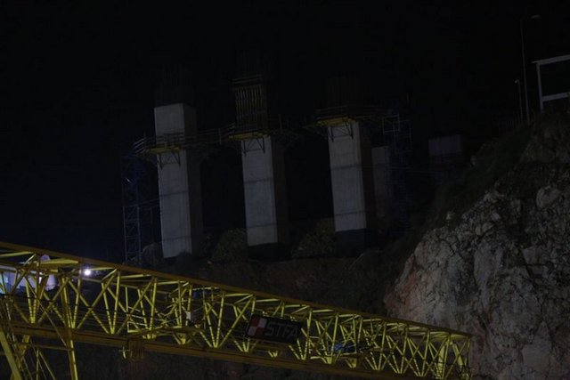 Ufak ve büyük sanat yapılarının - yaklaşık yüzde 40'ını tamamladık. - Yani 'Köprümüzün yüzde 28'ini - tamamlandık' diyebiliriz - Köprünün tamamlanması - için her geçen gün işçi ve makine - sayısı artıyor.