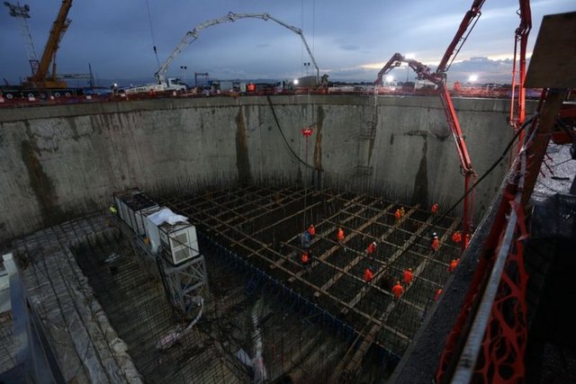 GÜNDE 2.5 MİLYON $ - Çalışmalar için günlük - harcanan yapı maliyeti 2.5 milyon - doları buldu. Köprünün şu anki - ismi Körfez Geçiş Köprüsü.