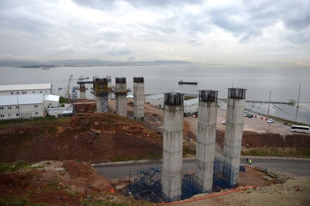 İstanbul-İzmir arasını 3.5 saate - indirecek İstanbul-Gebze-Orhangazi-İzmir Otoyolu - Projesi'nin en önemli geçiş noktası - İzmit Körfez Geçiş Köprüsü'nün - ayaklarının üzerine yerleştirileceği - kesonlar denize batırıldı.