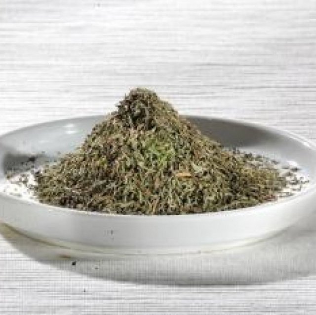 Derideki yaralara ve böcek ısırıklarına sürülürse yararlı olur. Bağırsak kurtlarını düşürmeye ve bağırsak iltihaplarının iyileşmesine yardımcı olur. Astım, bronşit, grip, nezle ve öksürük gibi solunum yolu hastalıklarına iyi gelir.