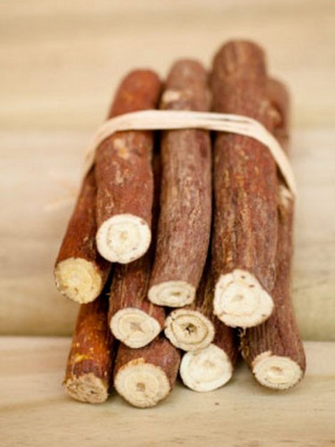 Meyan kökü: Bağışıklık sistemini güçlendirdiğini belirten Sağlık Uzmanları; Ses kısıklığına iyi gelir, balgam sökülmesi, öksürük gibi rahatsızlıklar için de kullanılır. Ateş düşürücü ve hücrelerdeki tahrişe bağlı ağrıları azaltıcı etkisi de vardır.