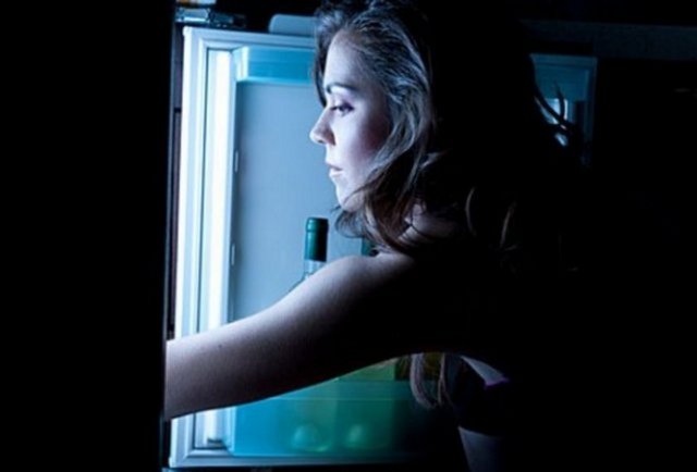 Bunlar o an çözüm gibi gelebilir ama bu sorun aslında psikolojik bir sorun olduğu için psikolog ile düzenli görüşerek terapilere başlamak ve aynı zamanda diyetisyen yardımı ile yediklerinizi düzene sokmak gerekir.