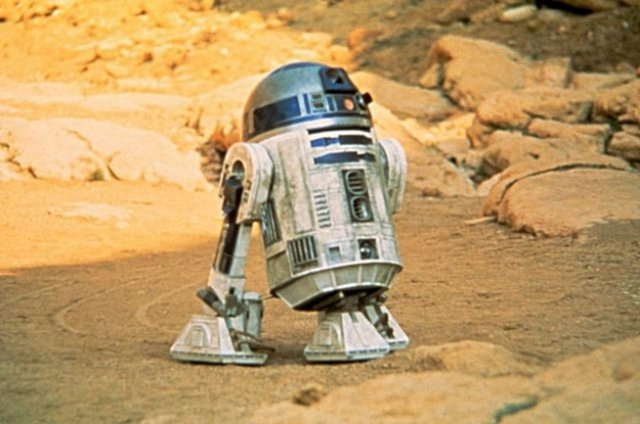 Starwars filmindeki R2D2 isminin, George Lucas, American Graffiti isimli filminin montajını yaparken ortaya çıktığı söylenmekte. Montaj sırasında ekipten bir kişi 'Makara 2, Diyalog 2 (Reel 2, Dialogue 2)'yi kısaltılmış olarak isteyince (R2D2), Lucas kelimenin tınısından çok hoşlanmış ve ortaya R2D2 çıkmış.