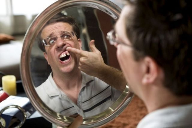 The Hangover filminde rol alan Ed Helms'in dişi bilgisayar efekti ile yok edilmemişti, çünkü aktörün o dişi zaten yoktu. Helms bir röportajında 16 yaşından beri o dişinin yerinde implant olduğunu söylemişti. -