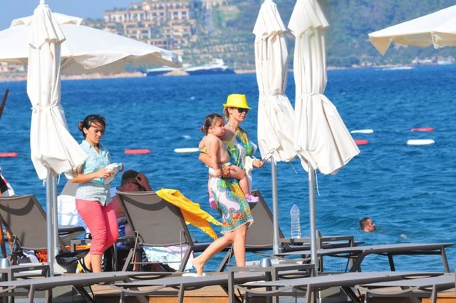 Denize - girmek yerine güneşlenmeyi - tercih eden Yıldız, - gözünü bir an olsun kızının - üzerinden ayırmadı. - Annesinin göz hapsindeki - Elif Ada ise iskelede oyun - oynayıp etrafa gülücükler - saçtı.