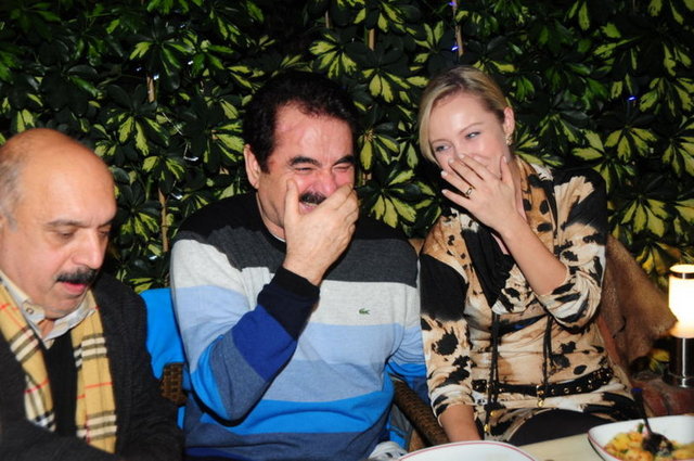 "Şimdi bazıları kurbanlık koyun arıyor. Kurbanlık koyun değilim. 'Sus otur' deyince susacak kadın da değilim. Kuyruğum hep diktir."