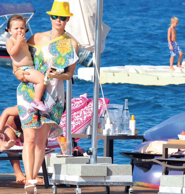 Anne-kız önceki - gün, konakladıkları otelin plajında - görüntülendi. Yıldız, sarı - bikinisi ve aynı renkteki - şapkasıyla meraklı bakışların - odağı oldu.