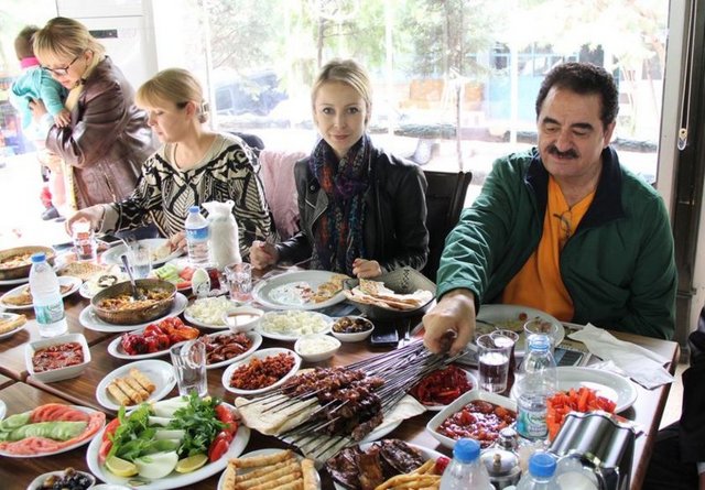 Sürpriz bir şekilde İbrahim Tatlıses'le boşanan Ayşegül Yıldız 2. Sayfa programında için döktü!