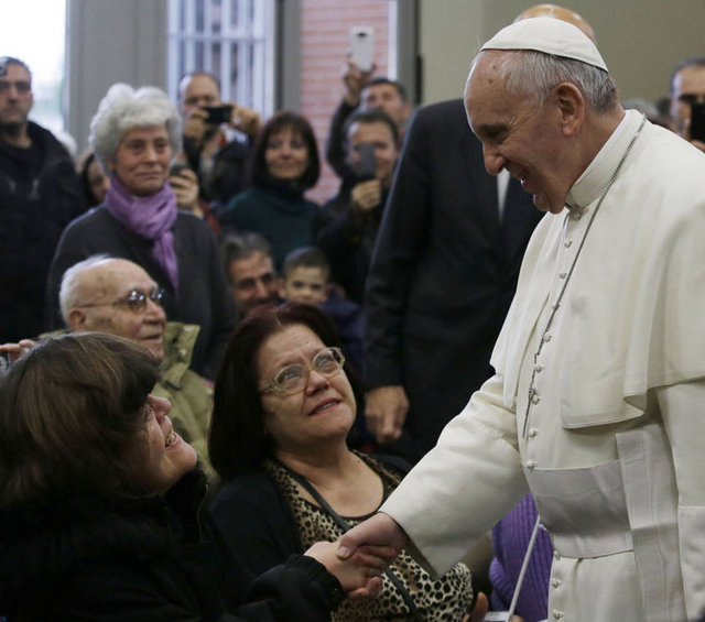 Krajewski'nin, "Ben ona ne zaman 'Bu gece para dağıtmaya çıkıyorum' desem bana katılma riski var" sözleri üzerine gazetecinin, "Peki şimdiye kadar hiç geldi mi?" sorusuna sadece gülümseyerek yanıt verdi.