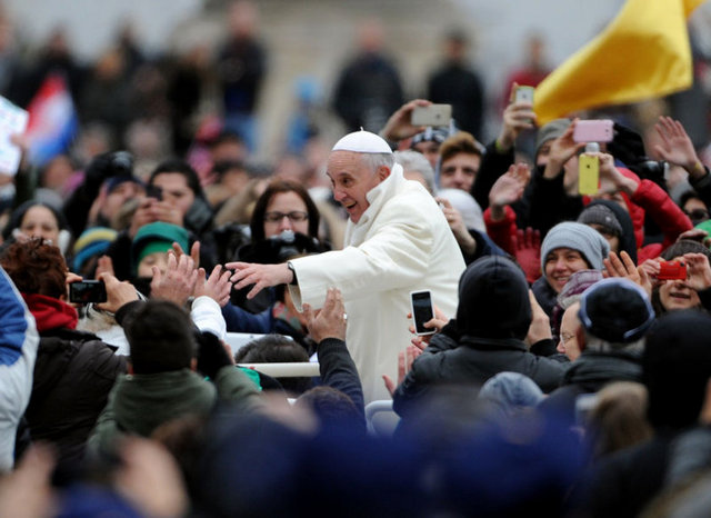 Mart ayında seçilen Katoliklerin ruhani lideri Papa Fransuva'nın geceleri gizlice Vatikan'dan çıkarak başta evsizler olmak üzere yoksullara para dağıttığı iddia edildi.