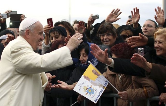 İnternet sitesi "uCatholic"e konuşan Krajewski'nin, Papa'nın sürekli geceleri dışarı çıkarken kendisiyle beraber gitmek istediğine dair sözleri, "Dışarı çıkıp para dağıtıyor" şeklinde yorumlandı.