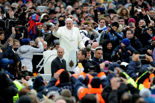 Başkent Buenos Aires'te başpiskoposken, hasta ve yoksullarla ilginlenmesiyle tanınan Arjantinli din adamıyla ilgili iddia, Vatikan'daki görevleri arasında yoksullara para dağıtmak olan Başpiskopos Konrad Krajewski'nin bir mülakatından kaynaklandı.