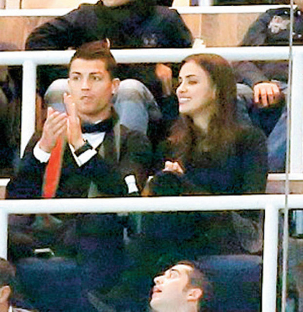 Maçı sevgilisi Irina Shayk'la tribünden izleyen Ronaldo'nun 90 dakika boyunca maçtan çok sevgilisiyle ilgilenmesi dikkat çekti.