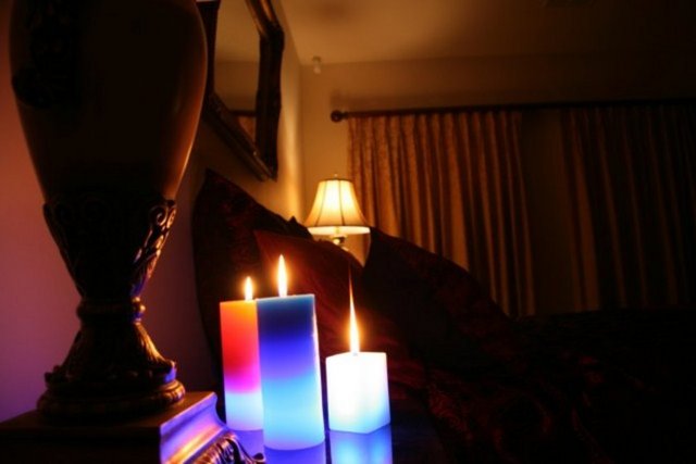 Yatak odanızda ya da banyolarınızda kullanacağınız mumlarla romantik bir etki yaratabilir, özel bitki yağlarından üretilen mumlarla da ruhunuzu dinlendirebilirsiniz.