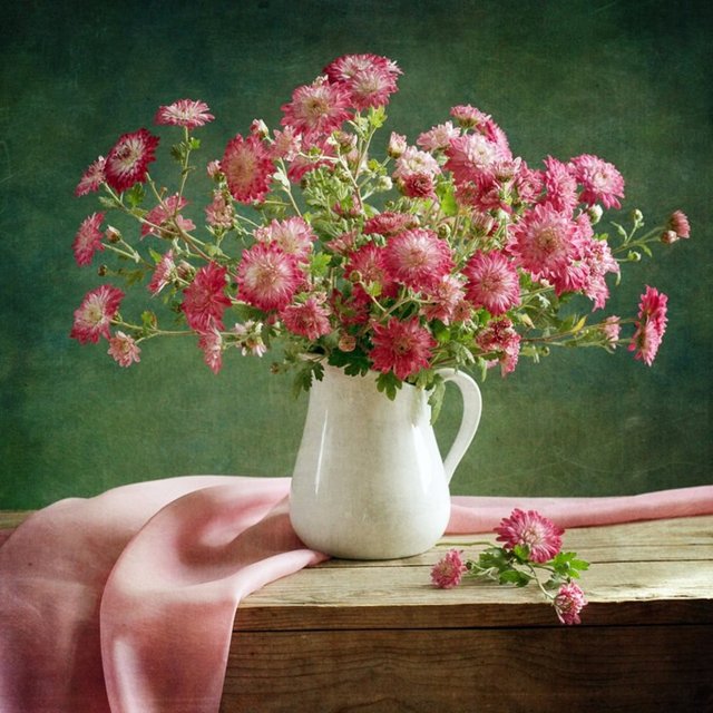 Odalarınızda belirli yerlere konumlandıracağınız çiçeklerle neşeli ve dinamik bir görünüm elde edebilir, evlerinizi kışın getireceği rehavetten uzak tutarak her daim canlılığı sağlayabilirsiniz.