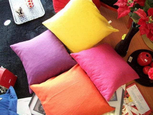 Zemin ve minderlerinizde özellikle kadife gibi dokununca sıcak ve yumuşak bir his veren kumaşlar kullanın.