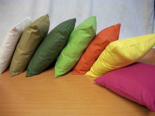 Farklı dokuda yastık ve halılar...