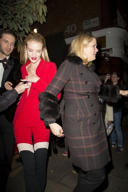 Ceketinin azizliğine uğrayan ve frikik vermekten kurtulamayan seksi model, arkadaşının uyarmasıyla durumu fark ederek ceketini düzeltti.