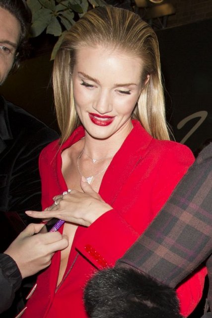 Rosie daha sonra kendisini görüntüleyen gazetecilere gülümseyerek arabasına yöneldi.