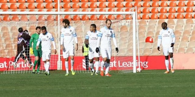 Ziraat Türkiye Kupası 4. turunda Trabzonspor, PTT 1. Lig temsilcisi Balıkesirspor'a - 3-1 yenilerek; kupaya veda etti. Balıkesirspor'a galibiyeti getiren goller; - Karikari, Muhammet(p), Hasan'dan gelirken Trabzonspor'a Janko'nun sayısı yetmedi.