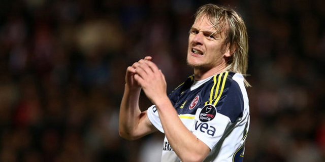 Bastia'da kiralık olarak forma giyen Fenerbahçeli oyuncu Milos Krasic, sözleşmesi - bittiğinde takımda kalıp kalmayacağını bilmediğini söyledi. Sırp basınına - açıklamalarda bulunan 29 yaşındaki oyuncu, "Ben Fenerbahçe oyuncusuyum, sözleşmem - bitince geri döneceğim. Fakat kulübümle devam eder miyim bilemiyorum. Türkiye'de - yeni sezonda beş yabancı sınırlaması gelecek. Bunu konuşmak için çok erken." - şeklinde konuştu.
