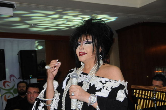 Türkiye'nin Diva'sı Bülent Ersoy'un gelirinin bir kısmını iş makinelerine yatırdığı manşetleri süslemişti. Ersoy, dozerleri ve kepçeleri belediyelere ve müteahhitlere kiraya veriyor.