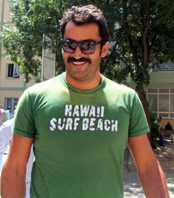 Bu arada ünlü sanatçının komşuları, "Daracık yere altı katlı apartman dikiyor, devamlı borumuz patlıyor, kablolarımız kopuyor" diye şikayet ediyor.