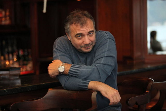 Usta oyuncu Oktay Kaynarca da oyunculuğun yanı sıra ticaretle ilgilenen ünlülerden. Kaynarca, Adanalı'da oynadığı dönemden etkilenmiş olacak ki Pendik'te, Türkiye'nin en büyük outlet alışveriş merkezi olan Via/Port'ta bir oto yıkamacı açmış.