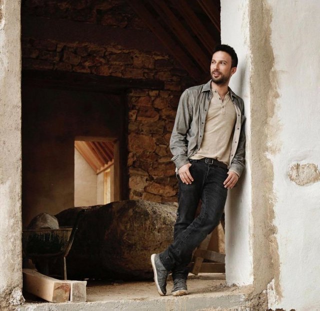 Tarkan'ın Beykoz Öğümce Köyü'nde çiftlik, Tarabya Sümer Korusu'nda 2.1 milyon YTL değerinde villa, Arnavutköy'de tarihi köşk, Newyork'ta daire, Los Angeles'ta studio daire, iki cip ve bir otomobili var.