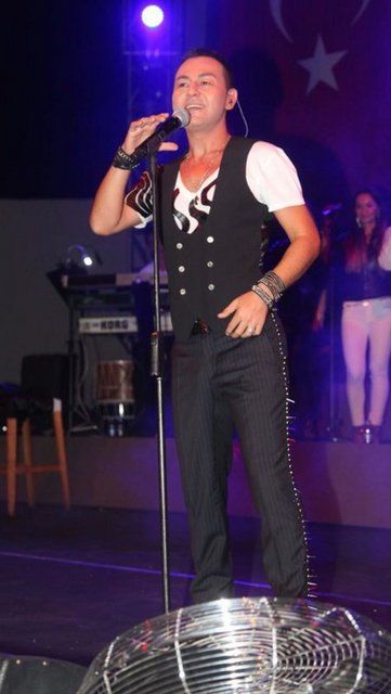 Serdar Ortaç, kalıp atölyesi satın almıştı. Gençliğinde babasının torna atölyesinde çalışan sanatçı, 1979'da kurulan ve plastik enjeksiyon alanında faaliyet gösteren 'Sertaç Kalıp Atölyesi'ni satın almış ve işiyle ilgili, "Babamın atölyesinde torna tesviyecilik yaptım. Şimdi de bildiğim bir işe atılmak istedim. Ben hem müzik dünyasında hem de ticarette tornacıyım. Tarkan müzik dünyasının ne kadar 'Megastar'ı ise ben de tornacısıyım" açıklamasında bulunmuştu.