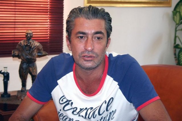 1993'ten beri kadrolu devlet tiyatrocusu olan Erkan Petekkaya, uzun yıllardan beri hayalini kurduğu 'Mest Et kasap dükkanı' ile ticarete atılan ünlüler kervanına katıldı.