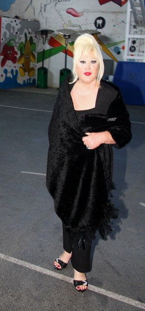 Muazzez Abacı'nın Tuzla'da villa, Kuzguncuk'ta daire, Sişli'de daire, bankada nakit, bir otomobil, bir cipi bulunmakta.