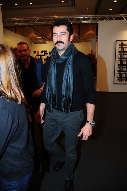 Ünlü oyuncu geçtiğimiz günlerde Tahtaki Yokuşu'nda eski bir evi satın alıp yıktırdı ve bölgedeki dördüncü apartmanının temelini attı.