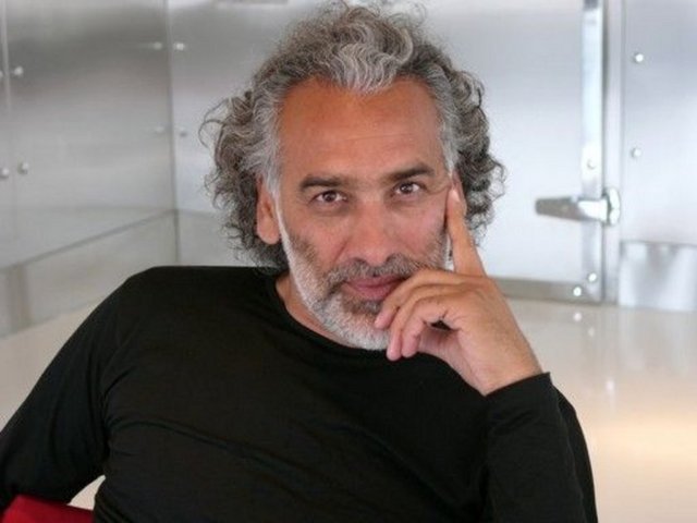 Usta yönetmen Zeki Ökten'in asistanı olarak başladığı sinema kariyerinde başarılı işlere imza atan Sinan Çetin'in, bir zamanlar kendi yapım şirketi Plato Film'in de bulunduğu Cihangir semtinde çok sayıda gayrimenkul sahibi oldu. Ünlü yönetmen aynı zamanda akademisyen-yazar Atilla Yayla ile birlikte kurdukları bir yayınevinin de sahibi.