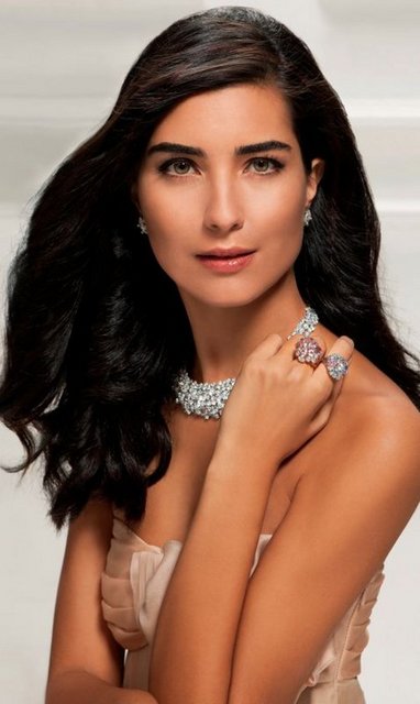 Ekranların popüler isimlerinden Tuba Büyüküstün, oyunculuktaki başarısını ticarete taşıdı. Dizi ve sinema filmlerinden kazandığı tüm gelirini 'Baykon Endüstriyel Tartım Sistemleri' ve 'İstron Elektronik Teknolojileri' adlı iki firmaya yatıran başarılı oyuncu, annesi ve babasıyla kurduğu şirketin yurt dışına açılmasını sağladı. Kazakistan, Azerbaycan ve Kırgızistan'da şubeler açan Büyüküstün, gözlerini Ortadoğu'ya çevirdi. Arap ülkelerinde gördüğü ilgi sayesinde şirketinin başarılı olacağına inanan oyuncu, Dubai ve Suriye gibi yerlerde şirketinin faaliyet göstermesi için de düğmeye bastı.