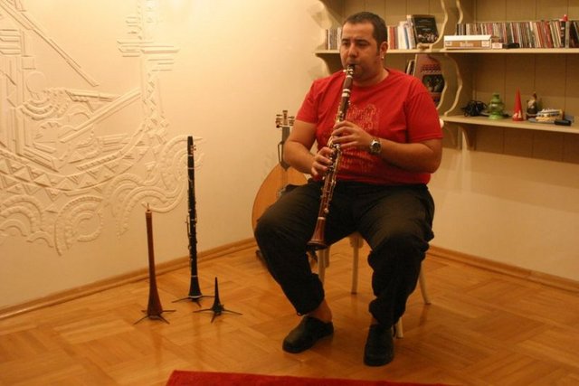 Yılın büyük kısmını Bozcaada'da geçiren Ata Demirer'in adada bir bağ evi ve bir de 7 dönümlük üzüm bağı var.