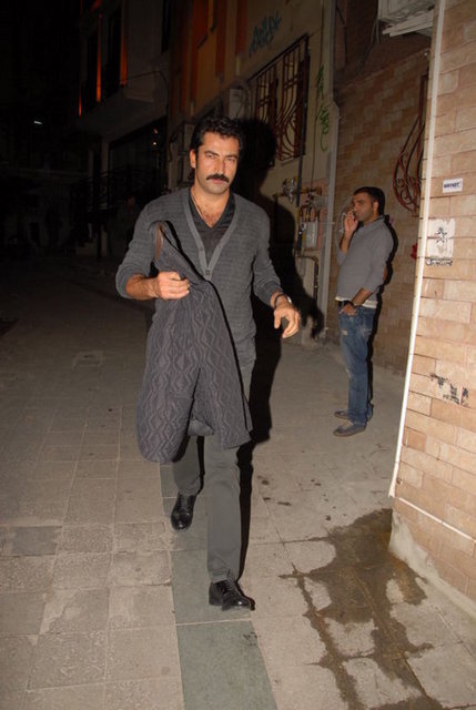 Birkaç yıl önce eski bir apartmanı yıkıp yeniden yapan ve Bohem adıyla apart otele çeviren İmirzalioğlu, özellikle Suriyeli zengin arapların yoğun ilgisi nedeniyle semtte yeni apartmanlar almaya başladı.